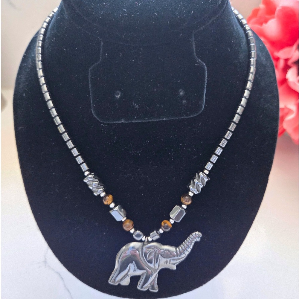 VTG Hematite Elephant Pendant Necklace Tigers Eye Beaded Barrel Clasp 18 Inch
